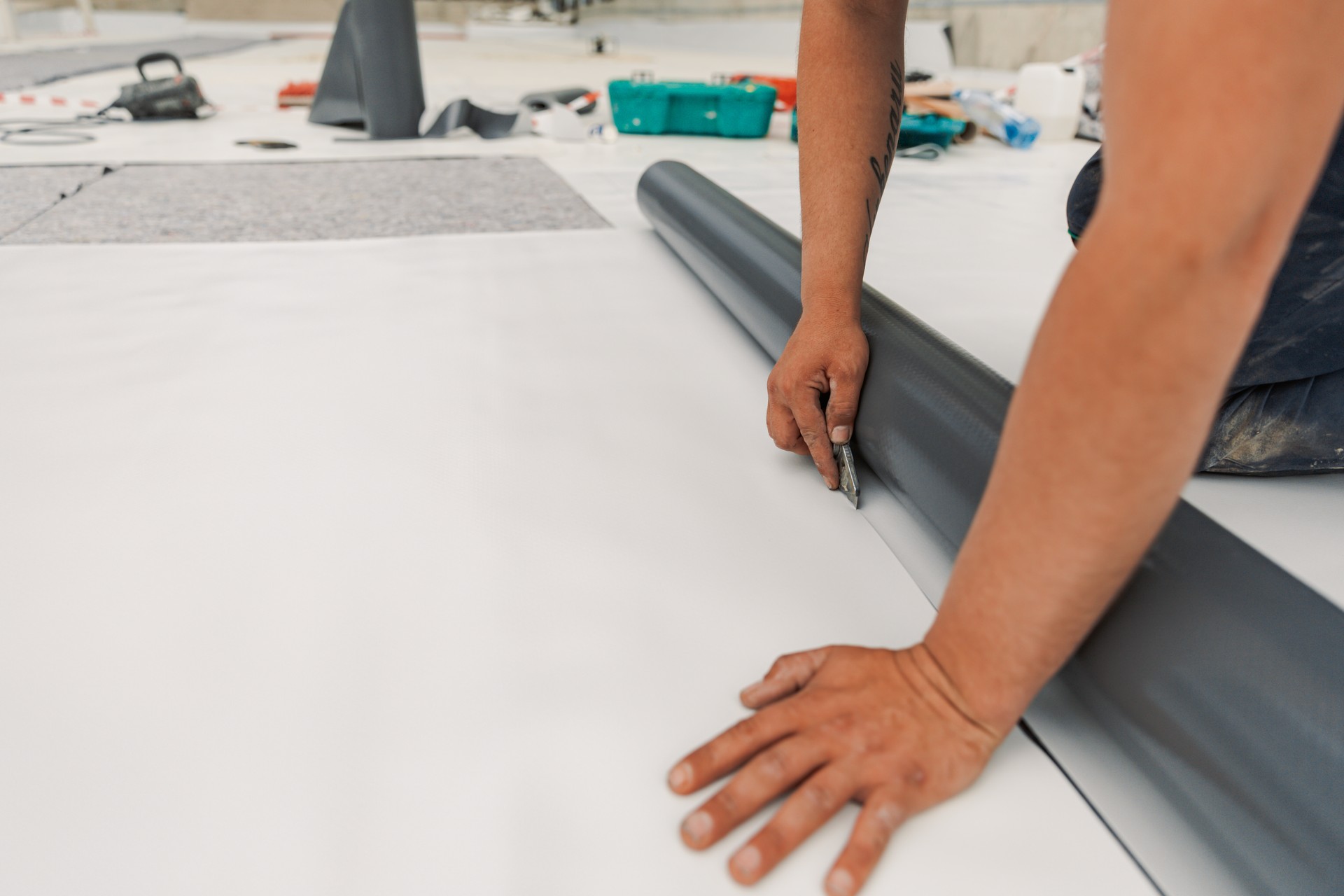 Worker specialized in mounting PVC membranes, TPO in the process of installing a water resistant system